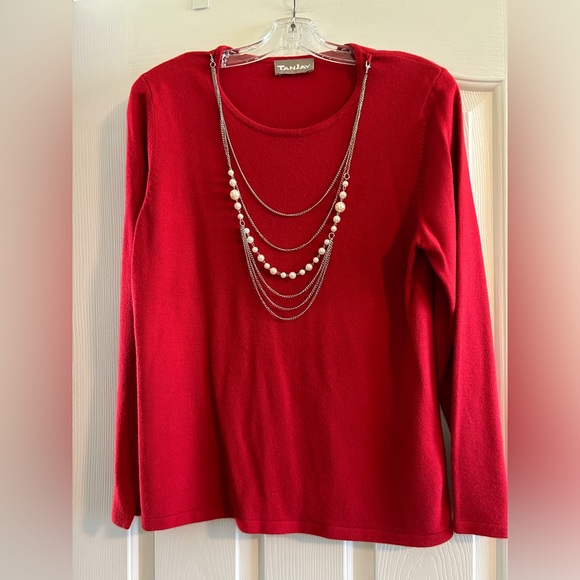 Red sweater with attached necklace - Picture 1 of 2